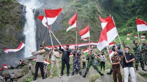 Bupati Asahan Bersama Forkopimda Mengibarkan 75 Bendera Merah Putih di Obyek Wisata Ponot Kecamatan Aek Songsongan