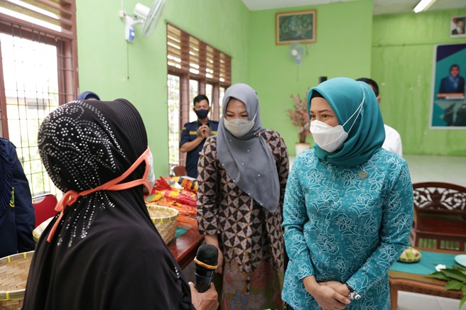 Kunjungi Panti Sosial Binjai, Ketua Dan Wakil TP PKK Sumut Beri Semangat Para Lansia