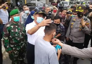 Menteri Muhazir Effendi Bagikan Masker di Medan Timur