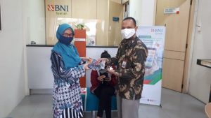 Peringati Hari Batik Nasional, BNI Syariah Bagikan Alat Kesehatan