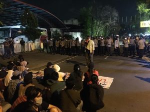 Rekannya Ditangkap Saat Aksi Damai, Puluhan Massa Dari AKBAR Sumut Datang Polrestabes Medan