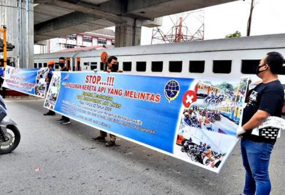 Jangan Langgar Perlintasan Kereta Api, Kalo Tidak Bakal Dipenjara Atau Denda Rp 750 Ribu