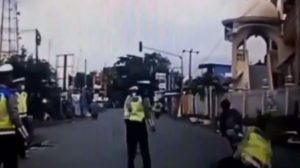 Lewati Operasi Zebra, Pelaku Curanmor Ini Ditendang Polisi Hingga Jatuh