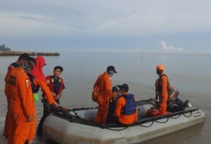 Perahunya Dihantam Ombak, Seorang Nelayan Hilang di Pantai Cermin