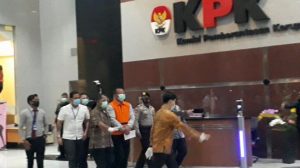 Resmi Jadi Tersangka, Menteri KKP Edhy Prabowo Kenakan Rompi Oranye