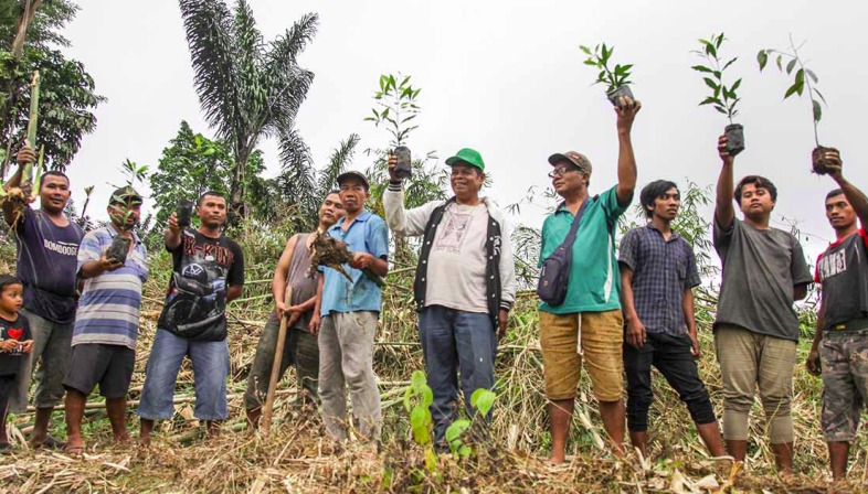 Rawat Tanah Ulayat, Masyarakat Desa Martelu Tanam Puluhan Pohon