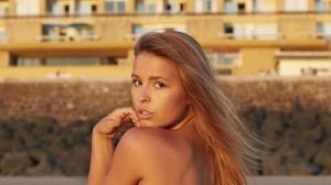 Berfoto Bugil di Depan Masjid, Model Majalah Playboy Ini Picu Kemarahan Dan Terancam Penjara