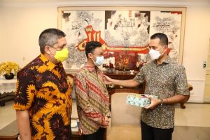 Sultan Deli XIV Beri Hadiah Kain Warisan Untuk Wagub Sumut