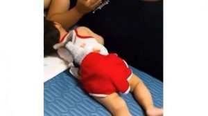 Tepuk Punggung Anak Agar Tertidur, Ibu Ini Gunakan Ikan Mainan