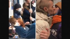 Protes Pembatasan Covid-19, Puluhan Pria dan Wanita Rusia Berciuman di Kereta
