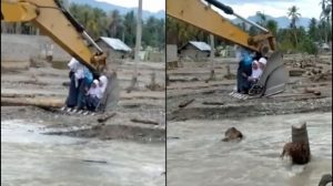 Demi Bersekolah, Pelajar di Sigi Rela Menyebrang Sungai Dengan Eskavator
