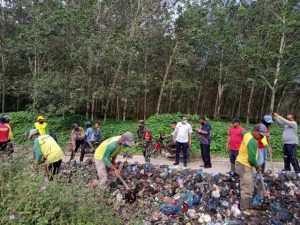 Dinas Lingkungan Asahan Bersama Warga Sei Renggas Gotroy Massal Bersihkan Tumpukkan Sampah