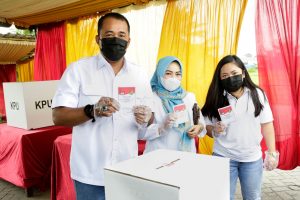 Aulia Sungkeman ke Orangtua Sebelum Mencoblos