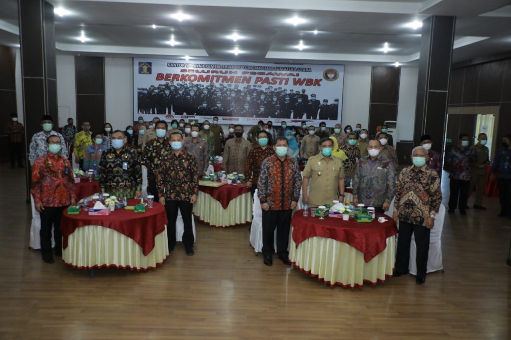 Bupati Asahan Terima Penghargaan Peduli Hak Asasi Manusia