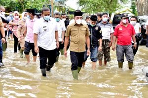 Tinjau Banjir di Langkat, Gubsu Serahkan Bantuan ke Warga