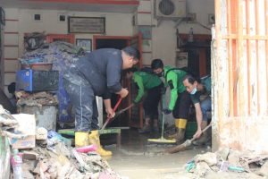 Pasca Banjir Bandang, Relawan DD Waspada Bersihkan Lumpur di Rumah Warga