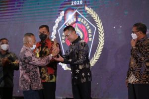 Dinilai Menjadi Tokoh Penggerak Olahraga, Wagub Meraih Penghargaan Golden Award SIWO PWI Pusat 2020