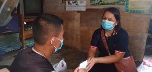 Emma Erwani Beri Bantuan ke Bocah Penderita Pembengkaan Telapak Kaki di Sarudik
