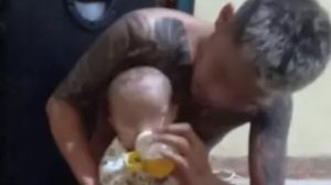 Cekoki Bayi 4 Bulan Dengan Bir, Pemuda Bertato Ini Diringkus Polisi