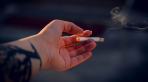 Studi : Orang Kesepian Lebih Sulit Berhenti Merokok