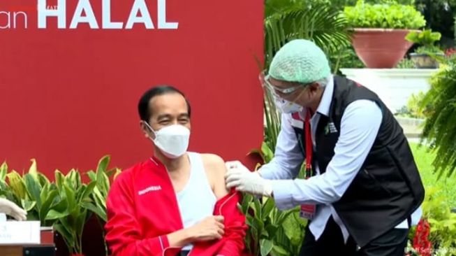 Divaksin Yang Kedua Kalinya, Jokowi Kenakan Singlet Agar Lebih Nyaman