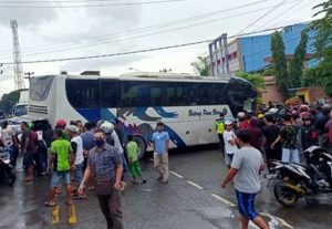 Bus vs Truk di Tanjung Morawa, Satu Orang Terluka