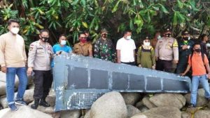 Sedang Bersih-Bersih Pantai, Warga Temukan Benda Menyerupai Sayap Pesawat