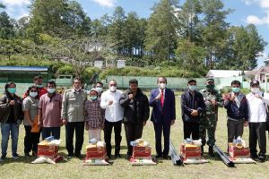 Gubsu Serahkan Bantuan Untuk Korban Bencana di Taput