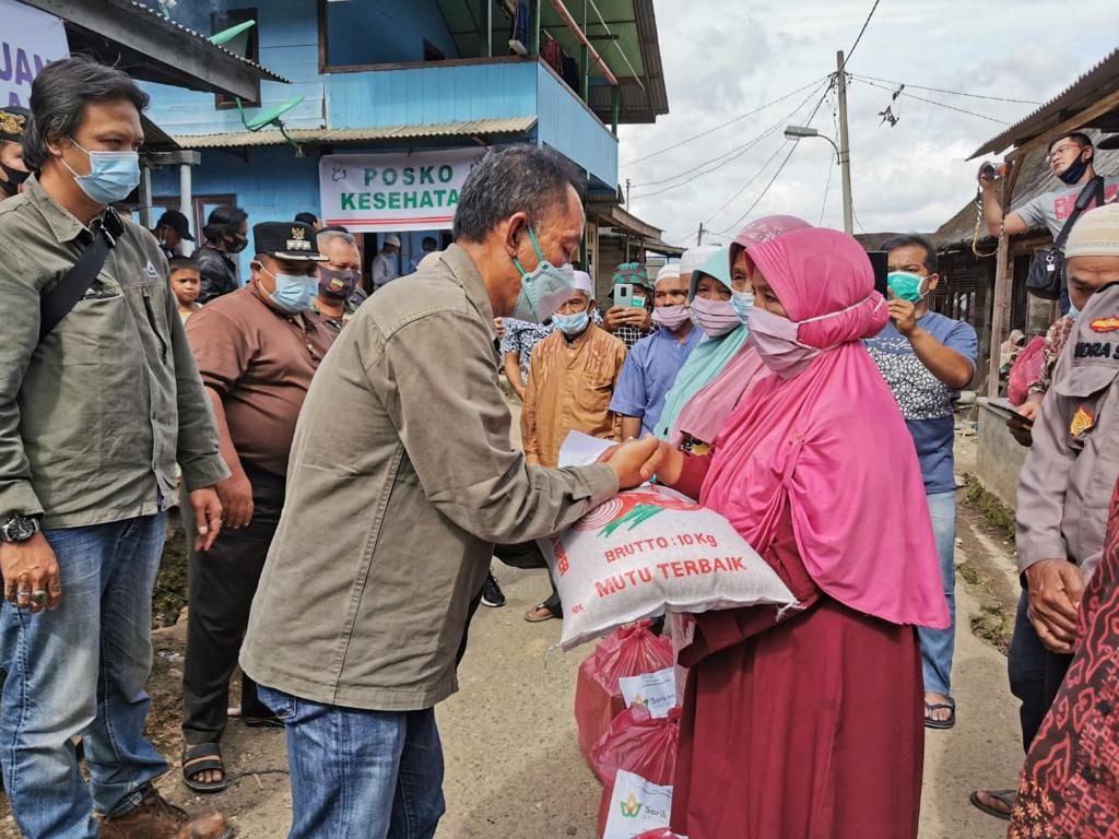 Manajemen PT SMGP Berbagi Kasih kepada 415 KK di Desa Sibanggor Julu dan Temui Keluarga Korban Meninggal