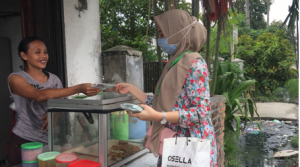 Dukung Protokol Kesehatan, Mahasiswi Fisip USU Bagikan Masker Ke Masyarakat