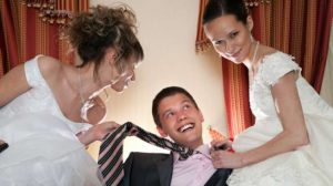 Tak Bisa Memilih, Pria ini Nikahi 2 Wanita Sekaligus