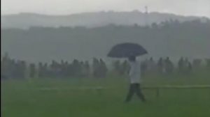 Tinjau Proyek Food Estate di Sumba Tengah, Aksi Jokowi Tembus Hujan Sendirian Viral di Medsos