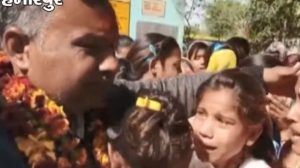 Pindah Tugas, Guru Ini Dilepas Tangisan Oleh Warga Satu Kampung