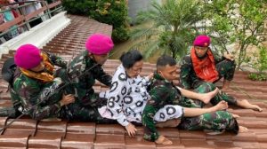 Evakuasi Lansia Terjebak Banjir Jakarta, Akis Marinir Ini Viral di Media Sosial