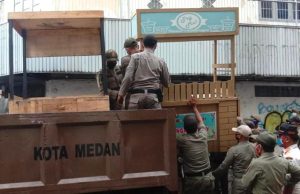 Langgar Perwal dan Prokes, Pedagang Angkringan di Kesawan Ditertibkan