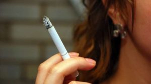 Perempuan Merokok Jauh Lebih Berbahaya Dari Laki-Laki, Ini Alasannya