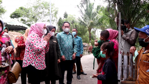 Wak Ani Tak Menyangka Warungnya Disambangi Istri Gubsu dan Istri Wagubsu