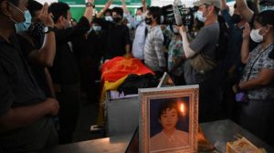 Polisi Myanmar Bubarkan Pelayat di Upacara Pemakaman Demonstran Anti Kudeta