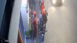 Emosi Karena Ditegur Main HP, Pemotor Ini Pukul Petugas SPBU