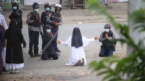 Halau Polisi Myanmar, Suster Ann Berlutut Memohon Jangan Gunakan Kekerasan