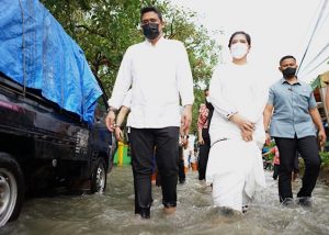 Bobby Nasution dan Kahiyang Ayu Basah-basahan Tinjau Banjir di Perumnas Simalingkar