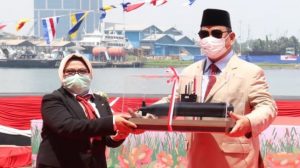 Buatan Dalam Negeri, Menhan Prabowo Terima Kapal Selam KRI Alugro-405