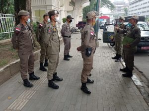 Satpol PP Sumut dan Medan Tertibkan Reklame Menyimpang