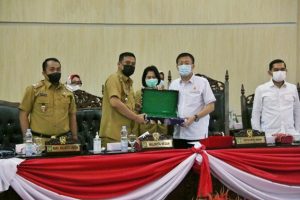 Wali Kota Medan Terima Hasil Pembahasan Pansus Penanganan Pencegahan Dan Penyebaran Covid-19