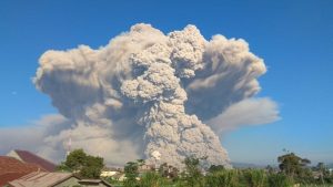 Kembali Erupsi, Abu Sinabung Guyur 3 Kecamatan di Kabupaten Karo