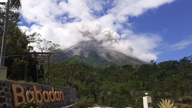 Gunung Merapi Kembali Erupsi, Luncurkan Awan Panas Sejauh 2 Kilometer