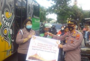 Berbagi di Bulan Berkah, Kapolsek Percut Berikan Takjil Gratis ke Masyarakat