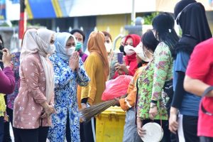 Hari Kartini 2021, Nawal Lubis Bersama PPBI Sumut Berbagi Sembako