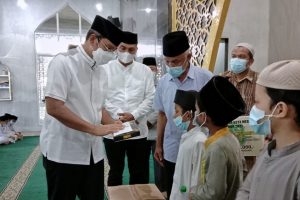 Pemko Medan Serahkan Bantuan Untuk Masjid Nurul Islamiyah di Medan Johor