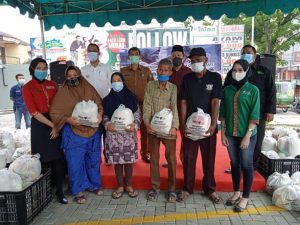 Bersama Irian Supermarket, DD Waspada Bagikan Ratusan Paket Sembako